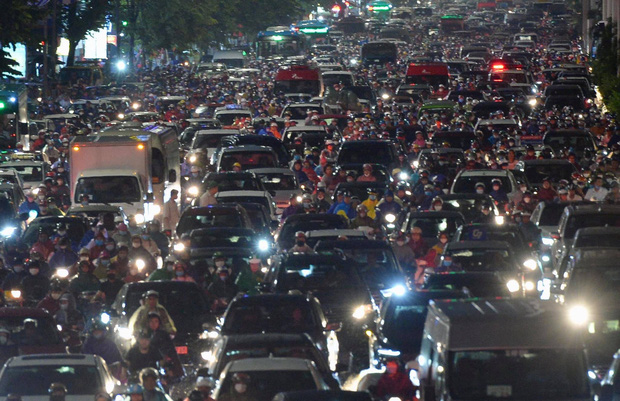 Đường phố Hà Nội ùn tắc kinh hoàng hàng giờ liền sau trận mưa lớn, dân công sở kêu trời vì không thể về nhà - 6 Đường phố Hà Nội ùn tắc kinh hoàng hàng giờ liền sau trận mưa lớn, dân công sở kêu trời vì không thể về nhà - 6