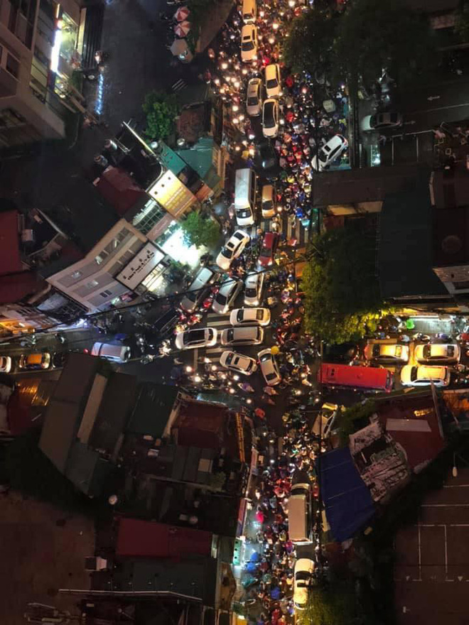 Đường phố Hà Nội ùn tắc kinh hoàng hàng giờ liền sau trận mưa lớn, dân công sở kêu trời vì không thể về nhà - 12 Đường phố Hà Nội ùn tắc kinh hoàng hàng giờ liền sau trận mưa lớn, dân công sở kêu trời vì không thể về nhà - 12