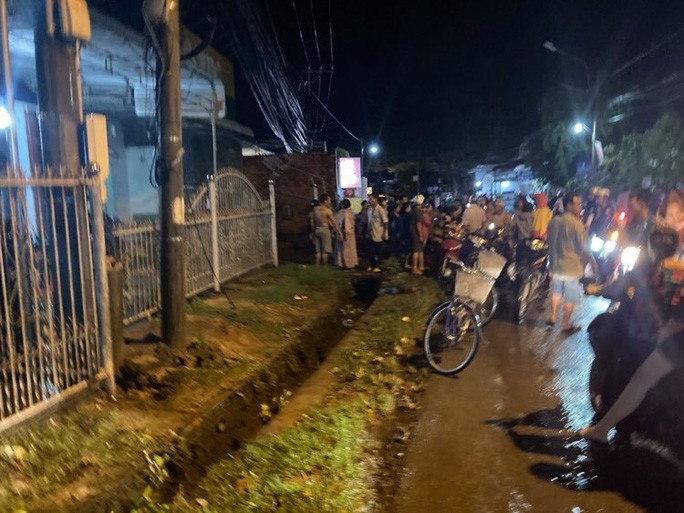 Hàng trăm người chui xuống cống tìm người phụ nữ bị nước cuốn mất tích - 2 Hàng trăm người chui xuống cống tìm người phụ nữ bị nước cuốn mất tích - 2