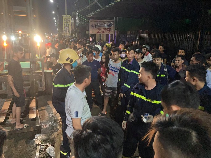 Hàng trăm người chui xuống cống tìm người phụ nữ bị nước cuốn mất tích - 4 Hàng trăm người chui xuống cống tìm người phụ nữ bị nước cuốn mất tích - 4