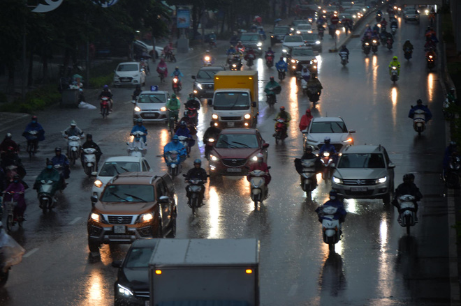 Hà Nội mưa gió trắng trời vào giờ tan tầm, người dân vội vã về nhà để tránh ùn tắc - 4 Hà Nội mưa gió trắng trời vào giờ tan tầm, người dân vội vã về nhà để tránh ùn tắc - 4