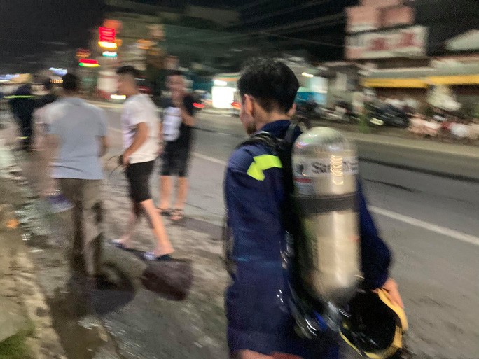 Hàng trăm người chui xuống cống tìm người phụ nữ bị nước cuốn mất tích - 5 Hàng trăm người chui xuống cống tìm người phụ nữ bị nước cuốn mất tích - 5