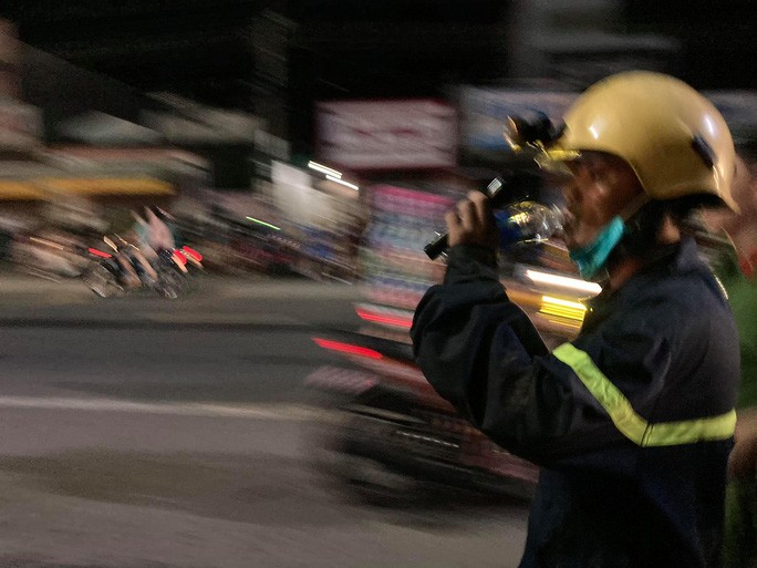 Hàng trăm người chui xuống cống tìm người phụ nữ bị nước cuốn mất tích - 6 Hàng trăm người chui xuống cống tìm người phụ nữ bị nước cuốn mất tích - 6