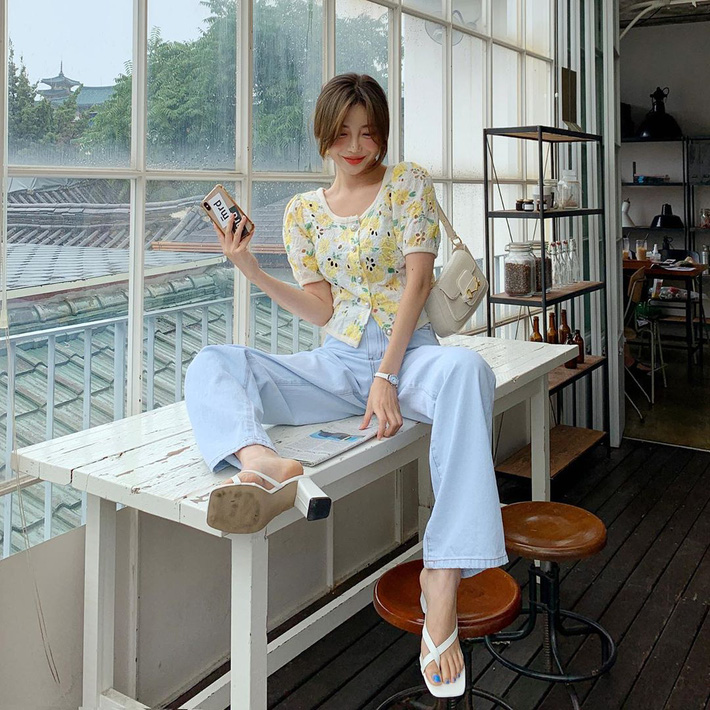 Sắm những set đồ nhẹ nhàng dễ diện sau, bạn sẽ xinh 'bá cháy' chứ không sợ bị chê 'thắm thơm' - 5 Sắm những set đồ nhẹ nhàng dễ diện sau, bạn sẽ xinh 'bá cháy' chứ không sợ bị chê 'thắm thơm' - 5