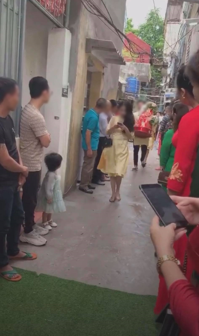 Màn bê tráp lố và vô ý thức đến mức cô dâu phải đăng đàn 'bóc phốt', xem clip ai cũng tức giận hộ hai 'nhân vật chính' - 3 Màn bê tráp lố và vô ý thức đến mức cô dâu phải đăng đàn 'bóc phốt', xem clip ai cũng tức giận hộ hai 'nhân vật chính' - 3