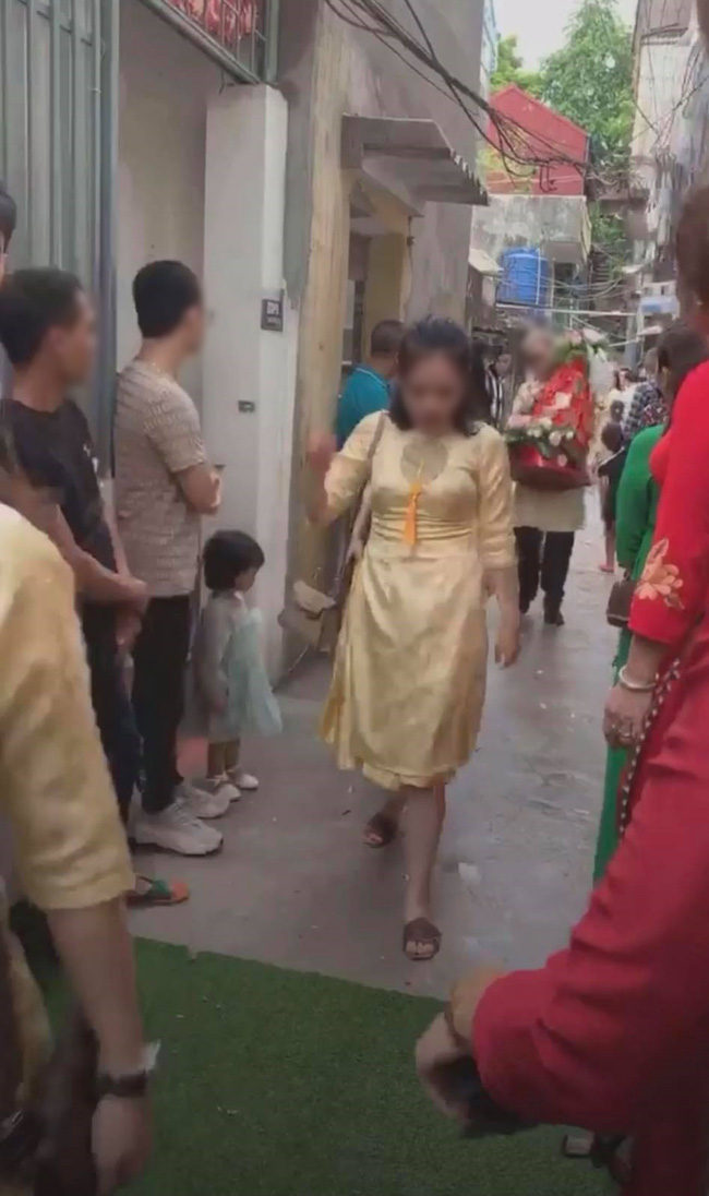 Màn bê tráp lố và vô ý thức đến mức cô dâu phải đăng đàn 'bóc phốt', xem clip ai cũng tức giận hộ hai 'nhân vật chính' - 1 Màn bê tráp lố và vô ý thức đến mức cô dâu phải đăng đàn 'bóc phốt', xem clip ai cũng tức giận hộ hai 'nhân vật chính' - 1