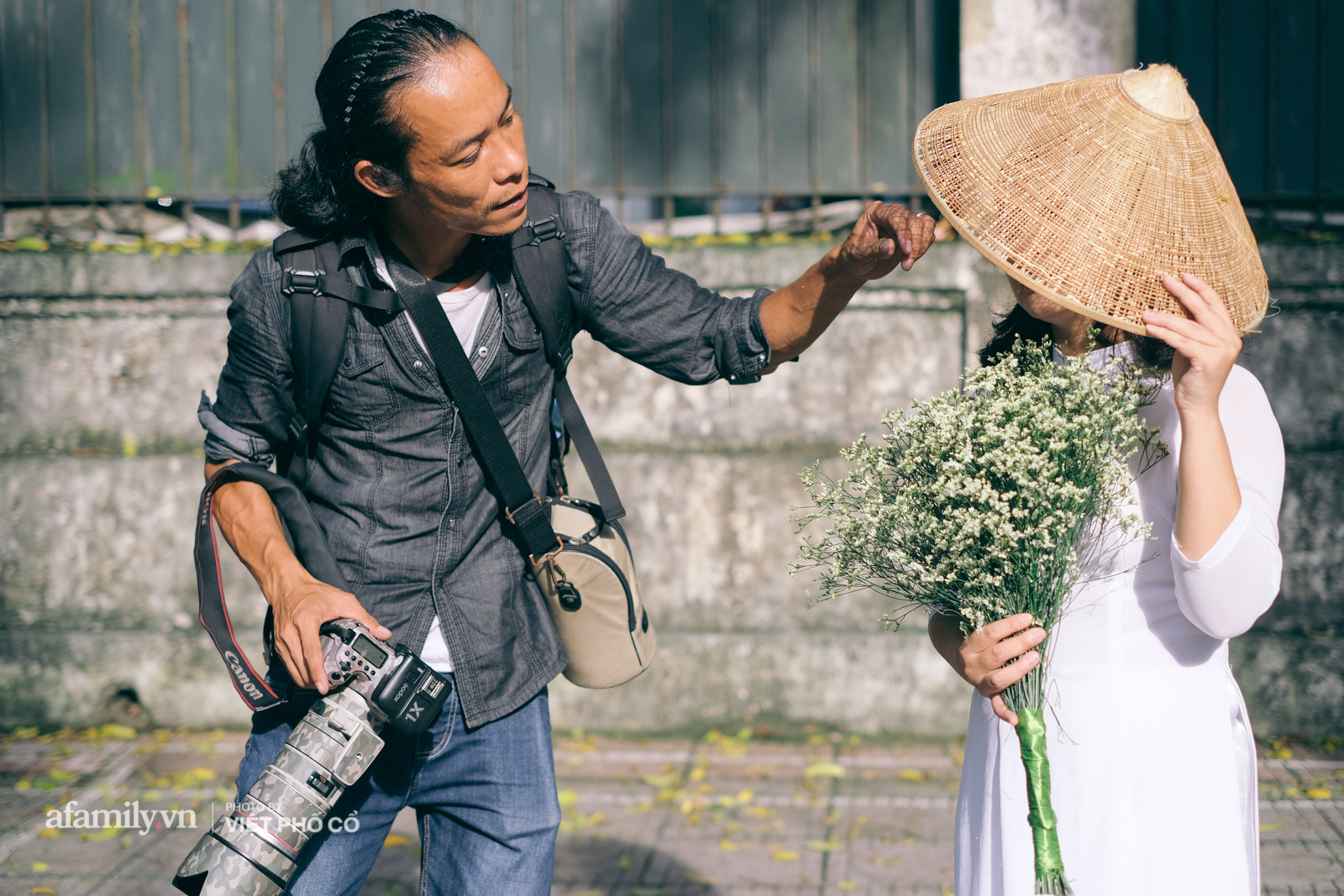 Toát mồ hôi theo chân anh 'công nhân ảnh' chuyên chụp 'lá vàng rơi' phục vụ chị em ở phố cổ Hà Nội: Phải có kỹ năng đặc biệt mới tồn tại được với nghề - 13 Toát mồ hôi theo chân anh 'công nhân ảnh' chuyên chụp 'lá vàng rơi' phục vụ chị em ở phố cổ Hà Nội: Phải có kỹ năng đặc biệt mới tồn tại được với nghề - 13