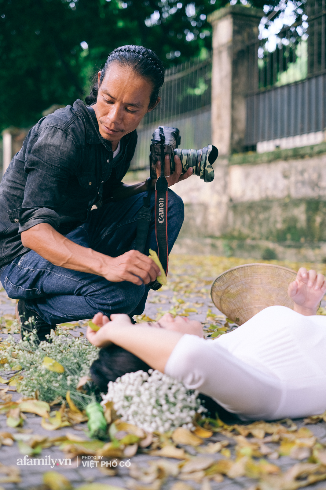 Toát mồ hôi theo chân anh 'công nhân ảnh' chuyên chụp 'lá vàng rơi' phục vụ chị em ở phố cổ Hà Nội: Phải có kỹ năng đặc biệt mới tồn tại được với nghề - 8 Toát mồ hôi theo chân anh 'công nhân ảnh' chuyên chụp 'lá vàng rơi' phục vụ chị em ở phố cổ Hà Nội: Phải có kỹ năng đặc biệt mới tồn tại được với nghề - 8