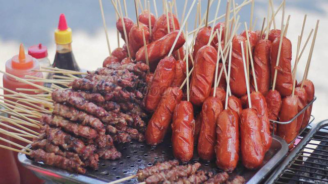 Xúc xích vỉa hè: Cẩn trọng vì không rõ nguồn gốc, màu sắc lạ và ẩn chứa nguy cơ ung thư Xúc xích vỉa hè: Cẩn trọng vì không rõ nguồn gốc, màu sắc lạ và ẩn chứa nguy cơ ung thư