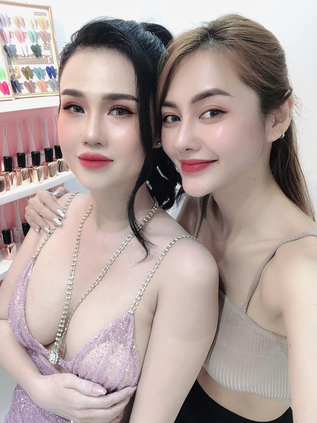 Ngọc Trinh lại 'thua đau' khi đọ sắc với chị gái, tất cả sự chú ý đều dồn vào vòng 1 'che như không che' của Ngọc Bích - 2 Ngọc Trinh lại 'thua đau' khi đọ sắc với chị gái, tất cả sự chú ý đều dồn vào vòng 1 'che như không che' của Ngọc Bích - 2