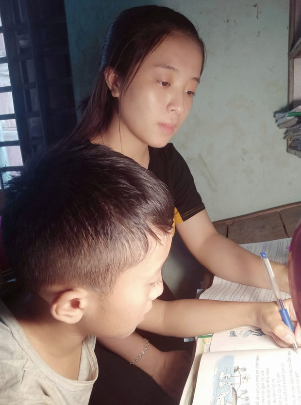 Nữ sinh Nghệ An thi Đại học 31 điểm: Mẹ bị ung thư giai đoạn 4, phải đi nhổ cỏ lúa, bóc mía thuê, ngày chỉ ngủ 2 tiếng vì quyết tâm thi đỗ - 2 Nữ sinh Nghệ An thi Đại học 31 điểm: Mẹ bị ung thư giai đoạn 4, phải đi nhổ cỏ lúa, bóc mía thuê, ngày chỉ ngủ 2 tiếng vì quyết tâm thi đỗ - 2