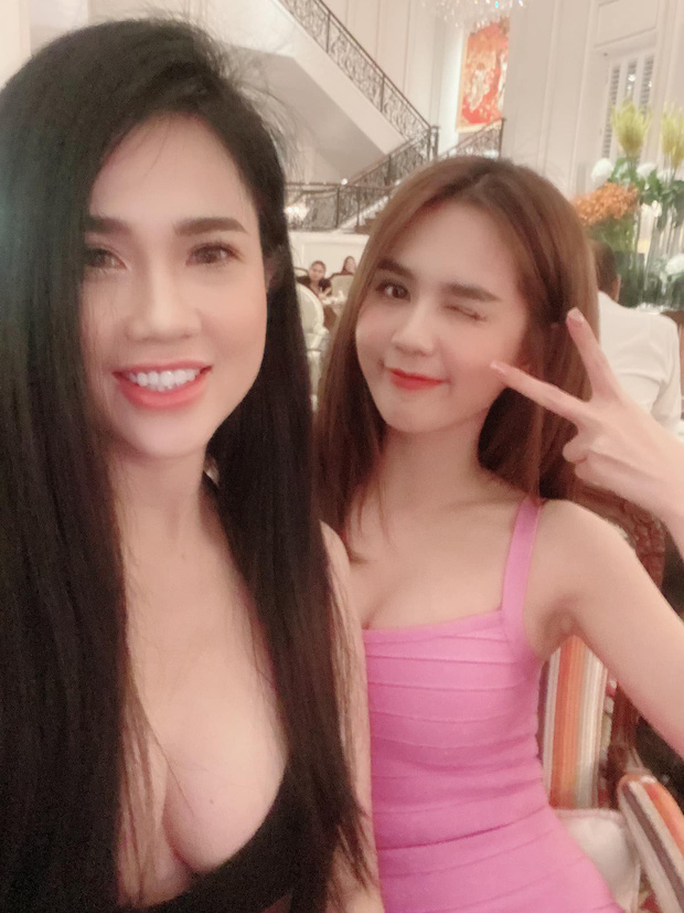 Ngọc Trinh lại 'thua đau' khi đọ sắc với chị gái, tất cả sự chú ý đều dồn vào vòng 1 'che như không che' của Ngọc Bích Ngọc Trinh lại 'thua đau' khi đọ sắc với chị gái, tất cả sự chú ý đều dồn vào vòng 1 'che như không che' của Ngọc Bích