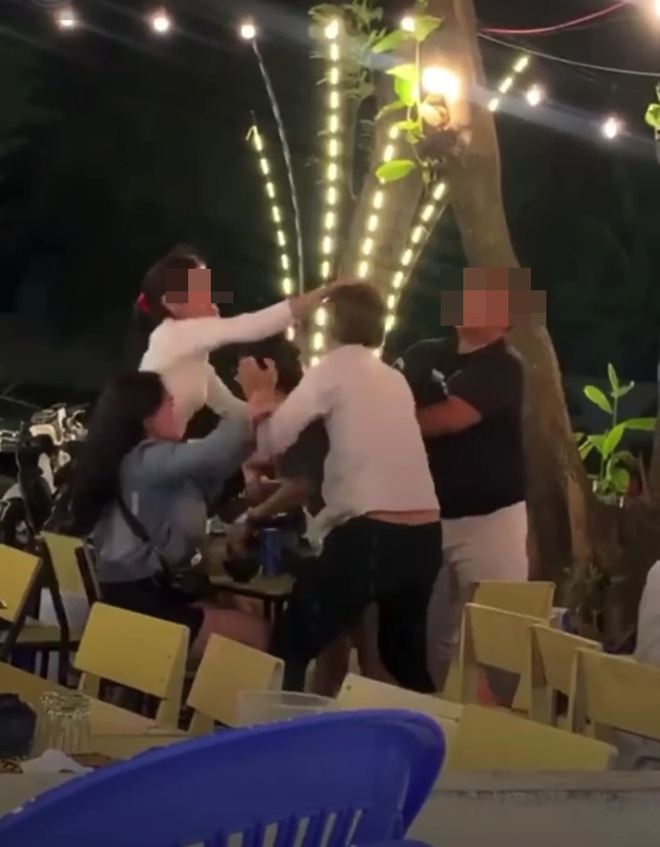Chở bồ đến quán nhậu gặp vợ để 'đàm phán', chồng trẻ bị bạn vợ tát cho 'bay màu' - 1 Chở bồ đến quán nhậu gặp vợ để 'đàm phán', chồng trẻ bị bạn vợ tát cho 'bay màu' - 1