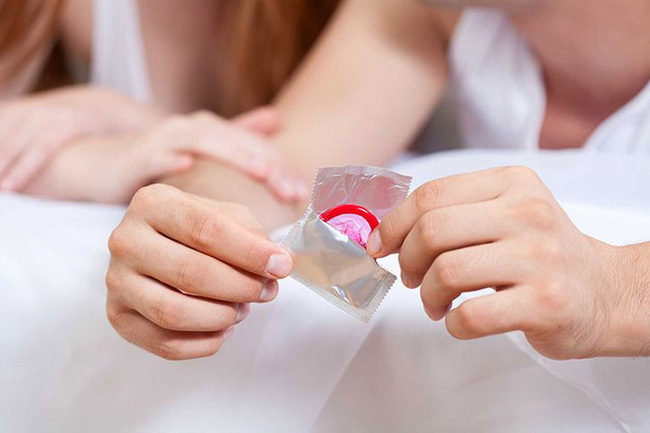 Sử dụng bao cao su kém chất lượng khi quan hệ rất dễ xuất hiện 2 dấu hiệu này, chị em cần tinh ý để tránh ngay - 2 Sử dụng bao cao su kém chất lượng khi quan hệ rất dễ xuất hiện 2 dấu hiệu này, chị em cần tinh ý để tránh ngay - 2