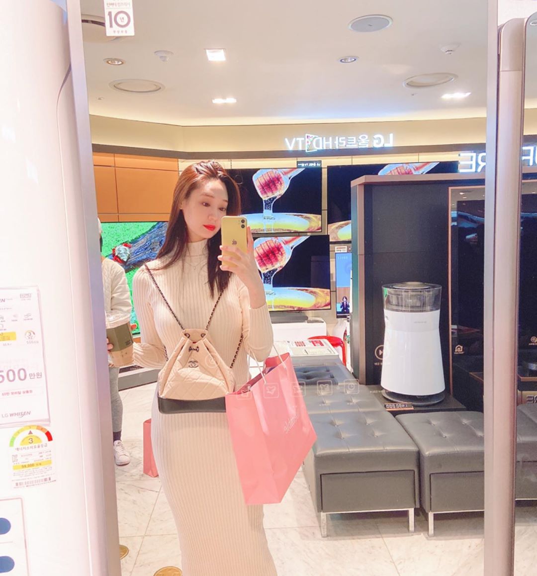 Sau Kim Go Eun, Lee Min Ho lại dính tin đồn hẹn hò, lần này là với ái nữ nhà tài phiệt kiêm Hoa hậu Hàn Quốc - 17 Sau Kim Go Eun, Lee Min Ho lại dính tin đồn hẹn hò, lần này là với ái nữ nhà tài phiệt kiêm Hoa hậu Hàn Quốc - 17