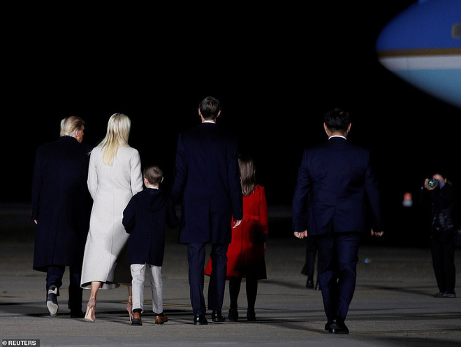 'Hoàng tử Nhà Trắng' Barron Trump vắng mặt trong sự kiện lớn của bố, sự chú ý tập trung lên 2 nhóc tì được Tổng thống Mỹ ôm hôn âu yếm - 14 'Hoàng tử Nhà Trắng' Barron Trump vắng mặt trong sự kiện lớn của bố, sự chú ý tập trung lên 2 nhóc tì được Tổng thống Mỹ ôm hôn âu yếm - 14