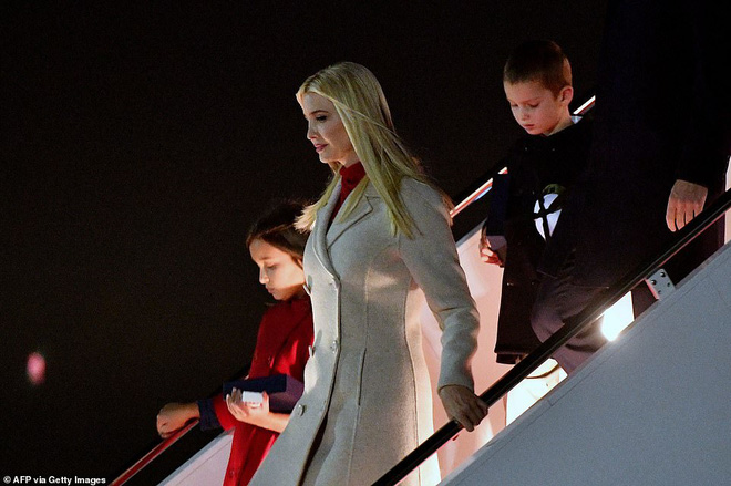 'Hoàng tử Nhà Trắng' Barron Trump vắng mặt trong sự kiện lớn của bố, sự chú ý tập trung lên 2 nhóc tì được Tổng thống Mỹ ôm hôn âu yếm - 13 'Hoàng tử Nhà Trắng' Barron Trump vắng mặt trong sự kiện lớn của bố, sự chú ý tập trung lên 2 nhóc tì được Tổng thống Mỹ ôm hôn âu yếm - 13