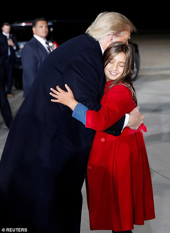 'Hoàng tử Nhà Trắng' Barron Trump vắng mặt trong sự kiện lớn của bố, sự chú ý tập trung lên 2 nhóc tì được Tổng thống Mỹ ôm hôn âu yếm - 5 'Hoàng tử Nhà Trắng' Barron Trump vắng mặt trong sự kiện lớn của bố, sự chú ý tập trung lên 2 nhóc tì được Tổng thống Mỹ ôm hôn âu yếm - 5