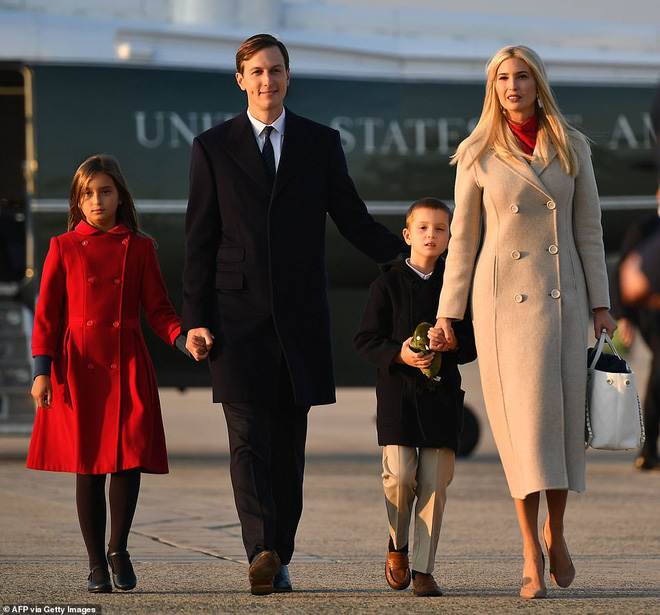 'Hoàng tử Nhà Trắng' Barron Trump vắng mặt trong sự kiện lớn của bố, sự chú ý tập trung lên 2 nhóc tì được Tổng thống Mỹ ôm hôn âu yếm - 12 'Hoàng tử Nhà Trắng' Barron Trump vắng mặt trong sự kiện lớn của bố, sự chú ý tập trung lên 2 nhóc tì được Tổng thống Mỹ ôm hôn âu yếm - 12