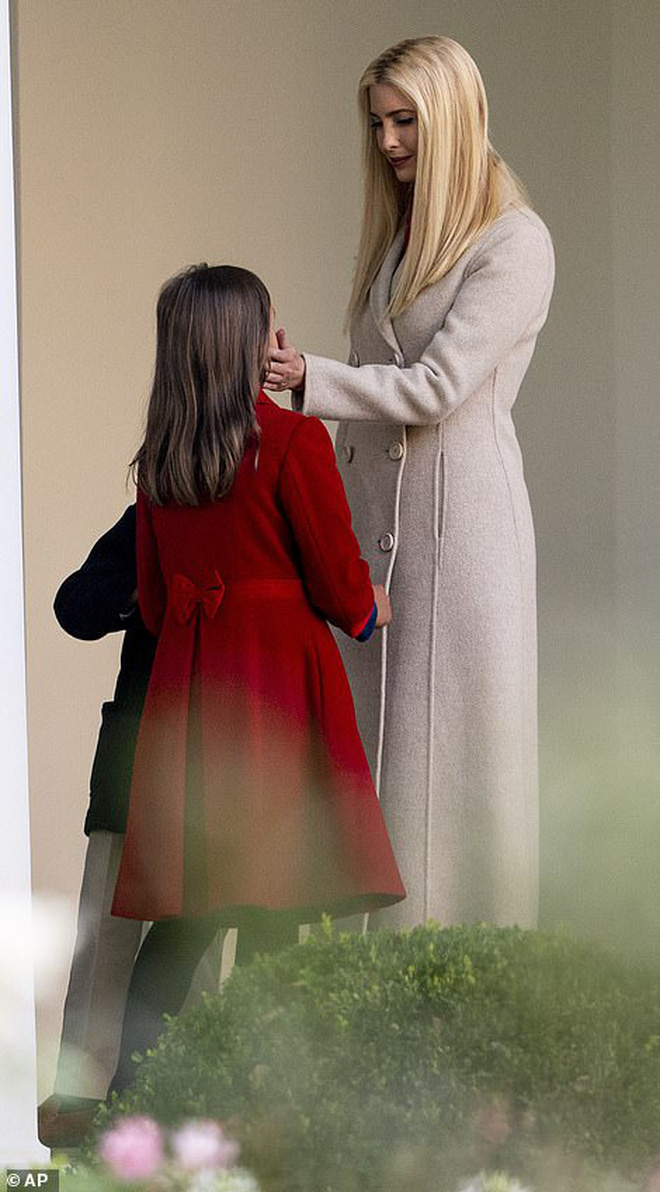 'Hoàng tử Nhà Trắng' Barron Trump vắng mặt trong sự kiện lớn của bố, sự chú ý tập trung lên 2 nhóc tì được Tổng thống Mỹ ôm hôn âu yếm - 11 'Hoàng tử Nhà Trắng' Barron Trump vắng mặt trong sự kiện lớn của bố, sự chú ý tập trung lên 2 nhóc tì được Tổng thống Mỹ ôm hôn âu yếm - 11