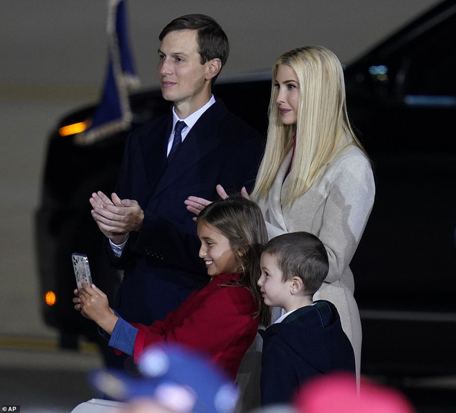'Hoàng tử Nhà Trắng' Barron Trump vắng mặt trong sự kiện lớn của bố, sự chú ý tập trung lên 2 nhóc tì được Tổng thống Mỹ ôm hôn âu yếm - 7 'Hoàng tử Nhà Trắng' Barron Trump vắng mặt trong sự kiện lớn của bố, sự chú ý tập trung lên 2 nhóc tì được Tổng thống Mỹ ôm hôn âu yếm - 7