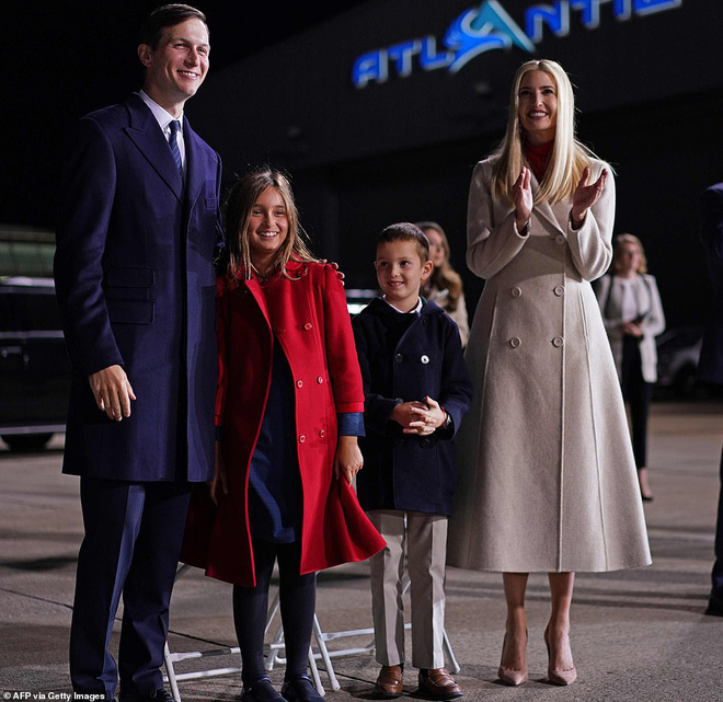'Hoàng tử Nhà Trắng' Barron Trump vắng mặt trong sự kiện lớn của bố, sự chú ý tập trung lên 2 nhóc tì được Tổng thống Mỹ ôm hôn âu yếm - 9 'Hoàng tử Nhà Trắng' Barron Trump vắng mặt trong sự kiện lớn của bố, sự chú ý tập trung lên 2 nhóc tì được Tổng thống Mỹ ôm hôn âu yếm - 9