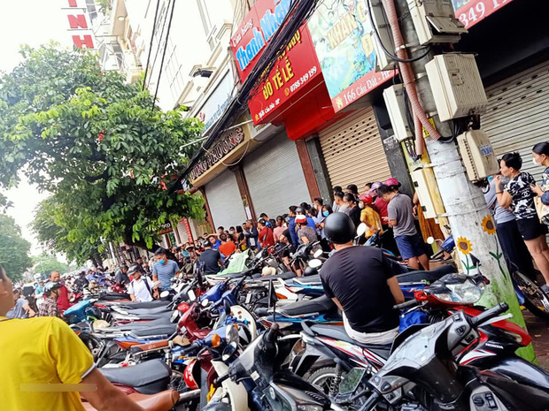 Hình ảnh xếp hàng mua bánh Trung thu gây bão mạng xã hội, xếp hàng 2 - 3 tiếng cũng về tay không là chuyện bình thường? Hình ảnh xếp hàng mua bánh Trung thu gây bão mạng xã hội, xếp hàng 2 - 3 tiếng cũng về tay không là chuyện bình thường?