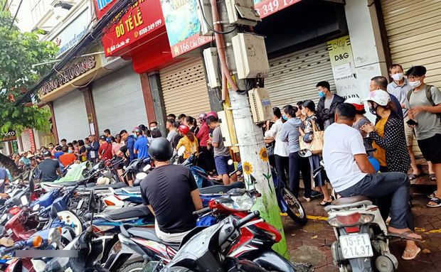 Hình ảnh xếp hàng mua bánh Trung thu gây bão mạng xã hội, xếp hàng 2 - 3 tiếng cũng về tay không là chuyện bình thường? - 1 Hình ảnh xếp hàng mua bánh Trung thu gây bão mạng xã hội, xếp hàng 2 - 3 tiếng cũng về tay không là chuyện bình thường? - 1