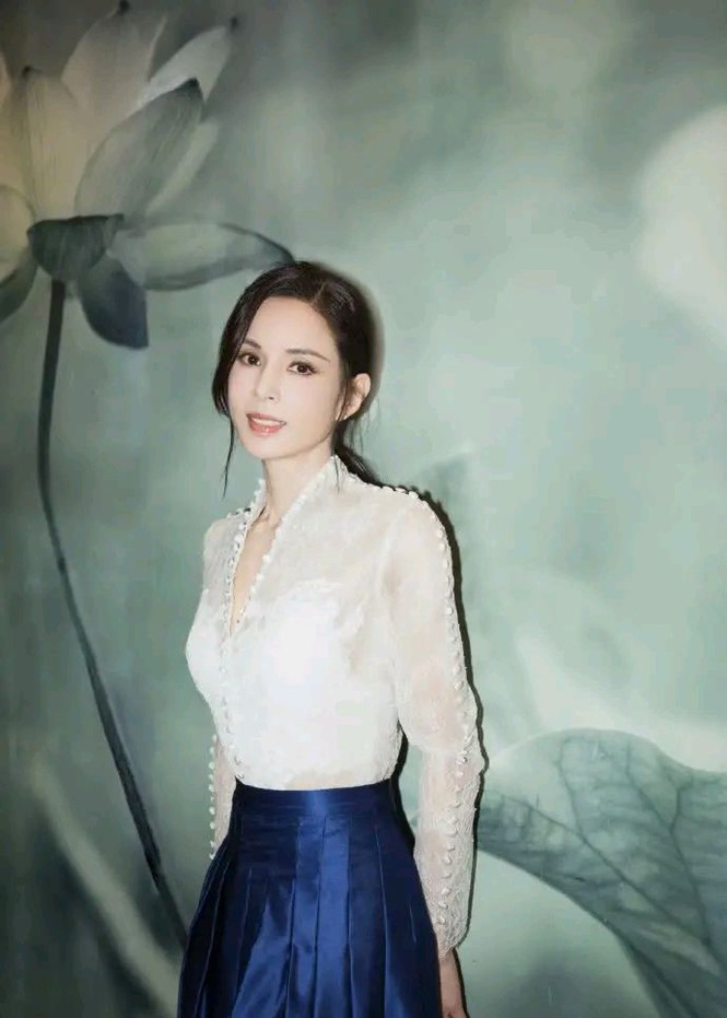 'Tiểu Long Nữ' Lý Nhược Đồng khoe sắc vóc gợi cảm khó tin ở tuổi 54 - 14 'Tiểu Long Nữ' Lý Nhược Đồng khoe sắc vóc gợi cảm khó tin ở tuổi 54 - 14