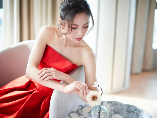 'Tiểu Long Nữ' Lý Nhược Đồng khoe sắc vóc gợi cảm khó tin ở tuổi 54 - 2 'Tiểu Long Nữ' Lý Nhược Đồng khoe sắc vóc gợi cảm khó tin ở tuổi 54 - 2
