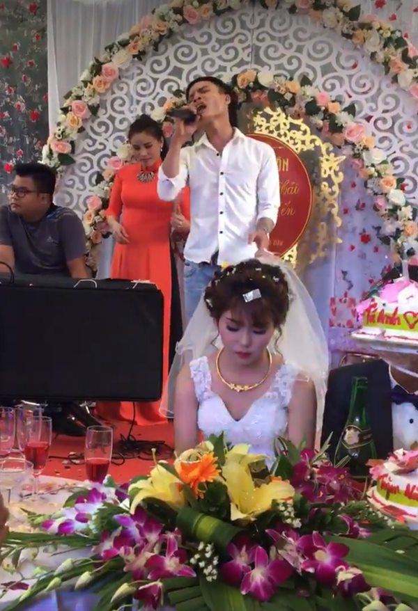 Cô dâu khóc ngất, chú rể hôn như nuốt... và những sự cố có 1-0-2 nhớ đời trong đám cưới - 10 Cô dâu khóc ngất, chú rể hôn như nuốt... và những sự cố có 1-0-2 nhớ đời trong đám cưới - 10