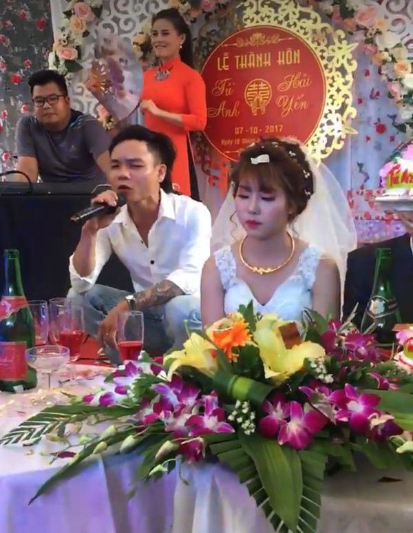 Cô dâu khóc ngất, chú rể hôn như nuốt... và những sự cố có 1-0-2 nhớ đời trong đám cưới - 12 Cô dâu khóc ngất, chú rể hôn như nuốt... và những sự cố có 1-0-2 nhớ đời trong đám cưới - 12