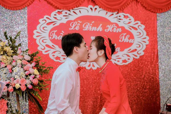 Cô dâu khóc ngất, chú rể hôn như nuốt... và những sự cố có 1-0-2 nhớ đời trong đám cưới - 1 Cô dâu khóc ngất, chú rể hôn như nuốt... và những sự cố có 1-0-2 nhớ đời trong đám cưới - 1