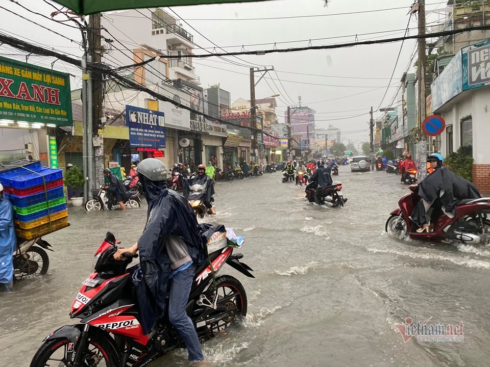 Mưa như trút, nước cuồn cuộn như suối ở Sài Gòn - 3 Mưa như trút, nước cuồn cuộn như suối ở Sài Gòn - 3