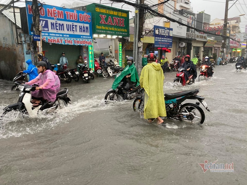 Mưa như trút, nước cuồn cuộn như suối ở Sài Gòn - 4 Mưa như trút, nước cuồn cuộn như suối ở Sài Gòn - 4