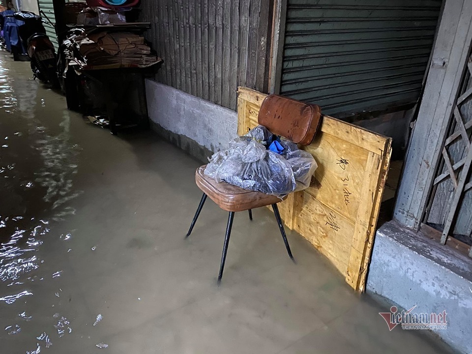 Mưa như trút, nước cuồn cuộn như suối ở Sài Gòn - 11 Mưa như trút, nước cuồn cuộn như suối ở Sài Gòn - 11