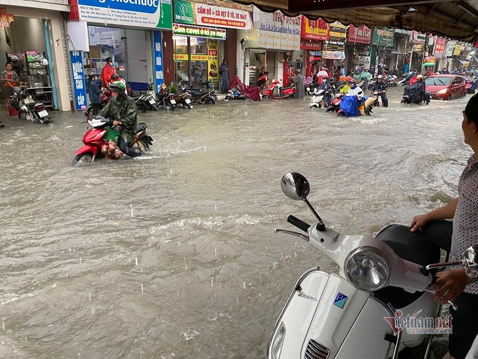 Mưa như trút, nước cuồn cuộn như suối ở Sài Gòn - 2 Mưa như trút, nước cuồn cuộn như suối ở Sài Gòn - 2