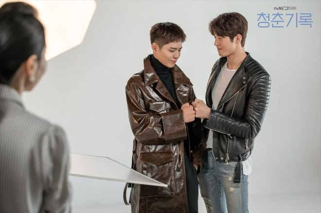 'Thính' đam mỹ lấp ló ở Record of Youth: Park Bo Gum có công tử xịn theo đuổi, 'tỏ tình' ngay tập 1 luôn mới ngầu - 2 'Thính' đam mỹ lấp ló ở Record of Youth: Park Bo Gum có công tử xịn theo đuổi, 'tỏ tình' ngay tập 1 luôn mới ngầu - 2