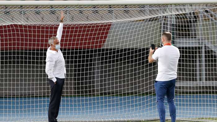 HLV Mourinho đòi thay... khung thành của đối thủ và cái kết như ý HLV Mourinho đòi thay... khung thành của đối thủ và cái kết như ý