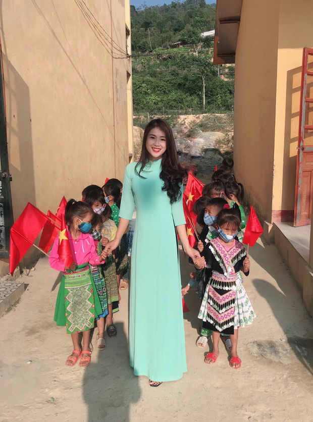 Nhiều lần ngã sõng soài trên dốc núi đầy bùn đất, nữ giáo viên 9X xinh đẹp vẫn quyết tâm 'cõng chữ' lên vùng cao, bám bản dạy học - 5 Nhiều lần ngã sõng soài trên dốc núi đầy bùn đất, nữ giáo viên 9X xinh đẹp vẫn quyết tâm 'cõng chữ' lên vùng cao, bám bản dạy học - 5