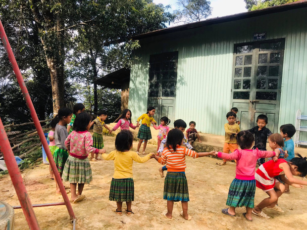 Nhiều lần ngã sõng soài trên dốc núi đầy bùn đất, nữ giáo viên 9X xinh đẹp vẫn quyết tâm 'cõng chữ' lên vùng cao, bám bản dạy học - 7 Nhiều lần ngã sõng soài trên dốc núi đầy bùn đất, nữ giáo viên 9X xinh đẹp vẫn quyết tâm 'cõng chữ' lên vùng cao, bám bản dạy học - 7
