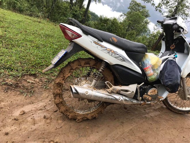 Nhiều lần ngã sõng soài trên dốc núi đầy bùn đất, nữ giáo viên 9X xinh đẹp vẫn quyết tâm 'cõng chữ' lên vùng cao, bám bản dạy học - 2 Nhiều lần ngã sõng soài trên dốc núi đầy bùn đất, nữ giáo viên 9X xinh đẹp vẫn quyết tâm 'cõng chữ' lên vùng cao, bám bản dạy học - 2