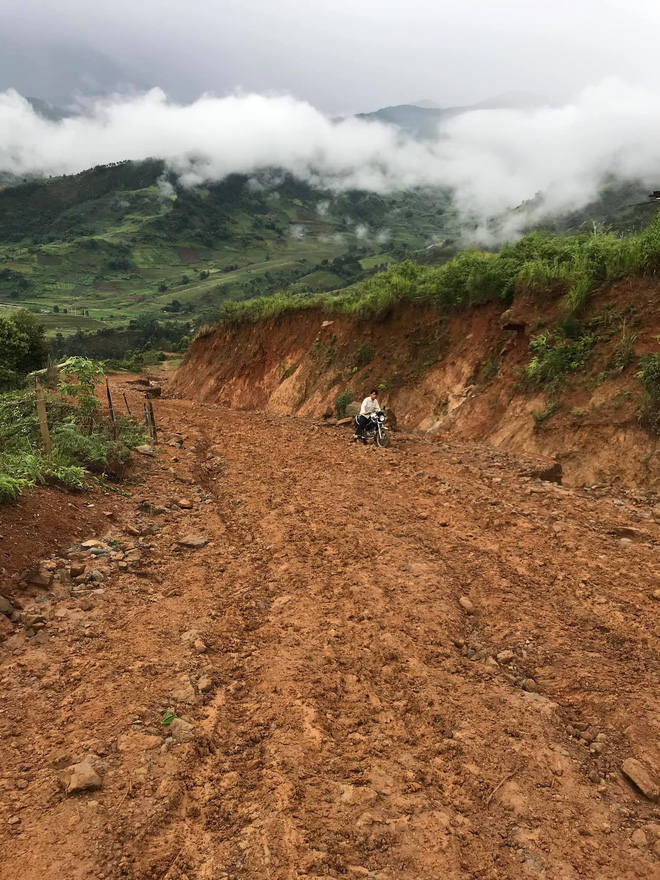 Nhiều lần ngã sõng soài trên dốc núi đầy bùn đất, nữ giáo viên 9X xinh đẹp vẫn quyết tâm 'cõng chữ' lên vùng cao, bám bản dạy học - 4 Nhiều lần ngã sõng soài trên dốc núi đầy bùn đất, nữ giáo viên 9X xinh đẹp vẫn quyết tâm 'cõng chữ' lên vùng cao, bám bản dạy học - 4