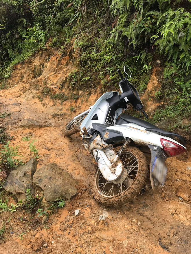 Nhiều lần ngã sõng soài trên dốc núi đầy bùn đất, nữ giáo viên 9X xinh đẹp vẫn quyết tâm 'cõng chữ' lên vùng cao, bám bản dạy học Nhiều lần ngã sõng soài trên dốc núi đầy bùn đất, nữ giáo viên 9X xinh đẹp vẫn quyết tâm 'cõng chữ' lên vùng cao, bám bản dạy học