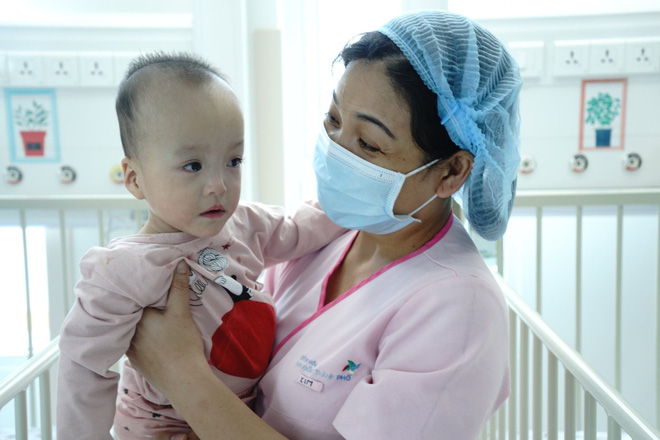 MC Quyền Linh đến thăm Trúc Nhi - Diệu Nhi trước khi 2 bé xuất viện về nhà đón Trung thu cùng bố mẹ - 2 MC Quyền Linh đến thăm Trúc Nhi - Diệu Nhi trước khi 2 bé xuất viện về nhà đón Trung thu cùng bố mẹ - 2