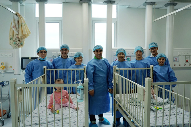 MC Quyền Linh đến thăm Trúc Nhi - Diệu Nhi trước khi 2 bé xuất viện về nhà đón Trung thu cùng bố mẹ MC Quyền Linh đến thăm Trúc Nhi - Diệu Nhi trước khi 2 bé xuất viện về nhà đón Trung thu cùng bố mẹ