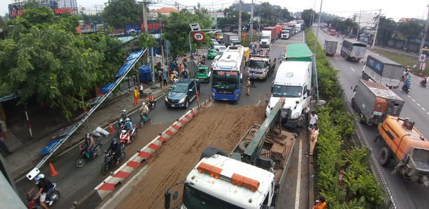 Xe container húc văng khung biển báo, Quốc lộ 1 kẹt nguyên buổi sáng - 1 Xe container húc văng khung biển báo, Quốc lộ 1 kẹt nguyên buổi sáng - 1