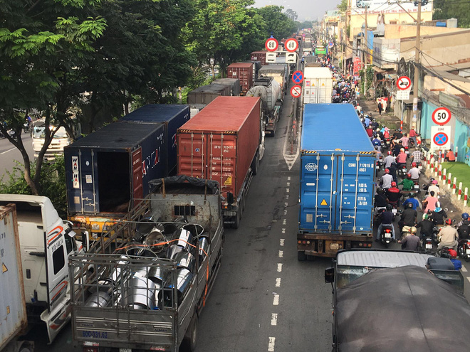 Xe container húc văng khung biển báo, Quốc lộ 1 kẹt nguyên buổi sáng - 3 Xe container húc văng khung biển báo, Quốc lộ 1 kẹt nguyên buổi sáng - 3