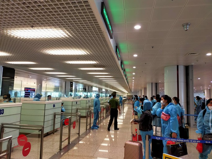 Chuyến bay thương mại quốc tế đầu tiên về Việt Nam, hành khách được cách ly thế nào? - 1 Chuyến bay thương mại quốc tế đầu tiên về Việt Nam, hành khách được cách ly thế nào? - 1