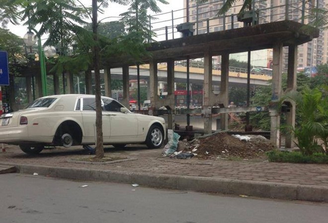 Rolls-Royce Phantom mạ vàng được tháo lốp bên lề đường gây xôn xao mạng xã hội - 1 Rolls-Royce Phantom mạ vàng được tháo lốp bên lề đường gây xôn xao mạng xã hội - 1